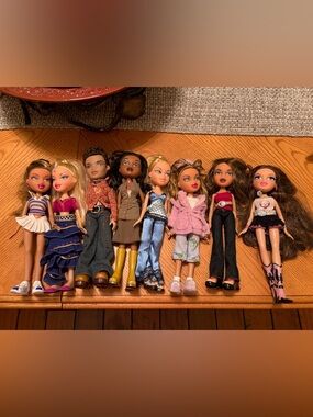 Bratz Dolls 8 dolls and accessories ( unclear if all are Bratz accessories)